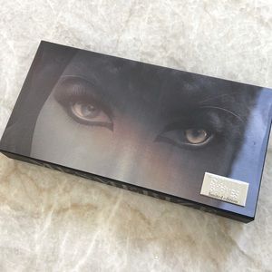 NIB limited edition by:SCOTT BARNES mesmerize eyeshadow palette
